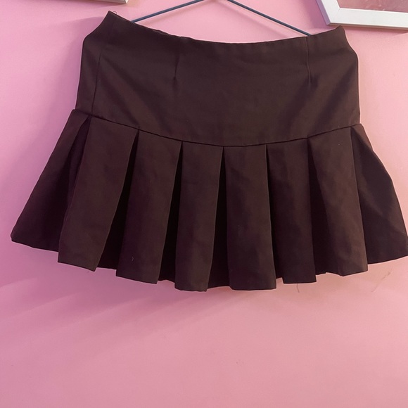Short pleated Skater skirt by Globus with button and concealed zip at one side. - Picture 3 of 5